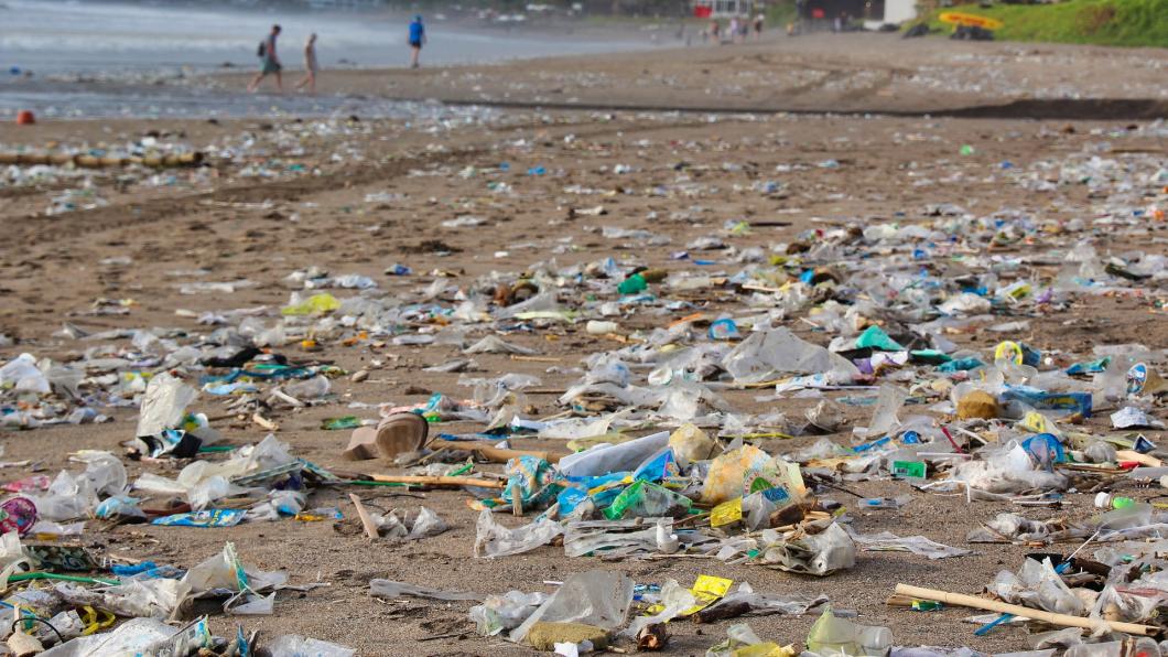 Een strand vol met plastic afval