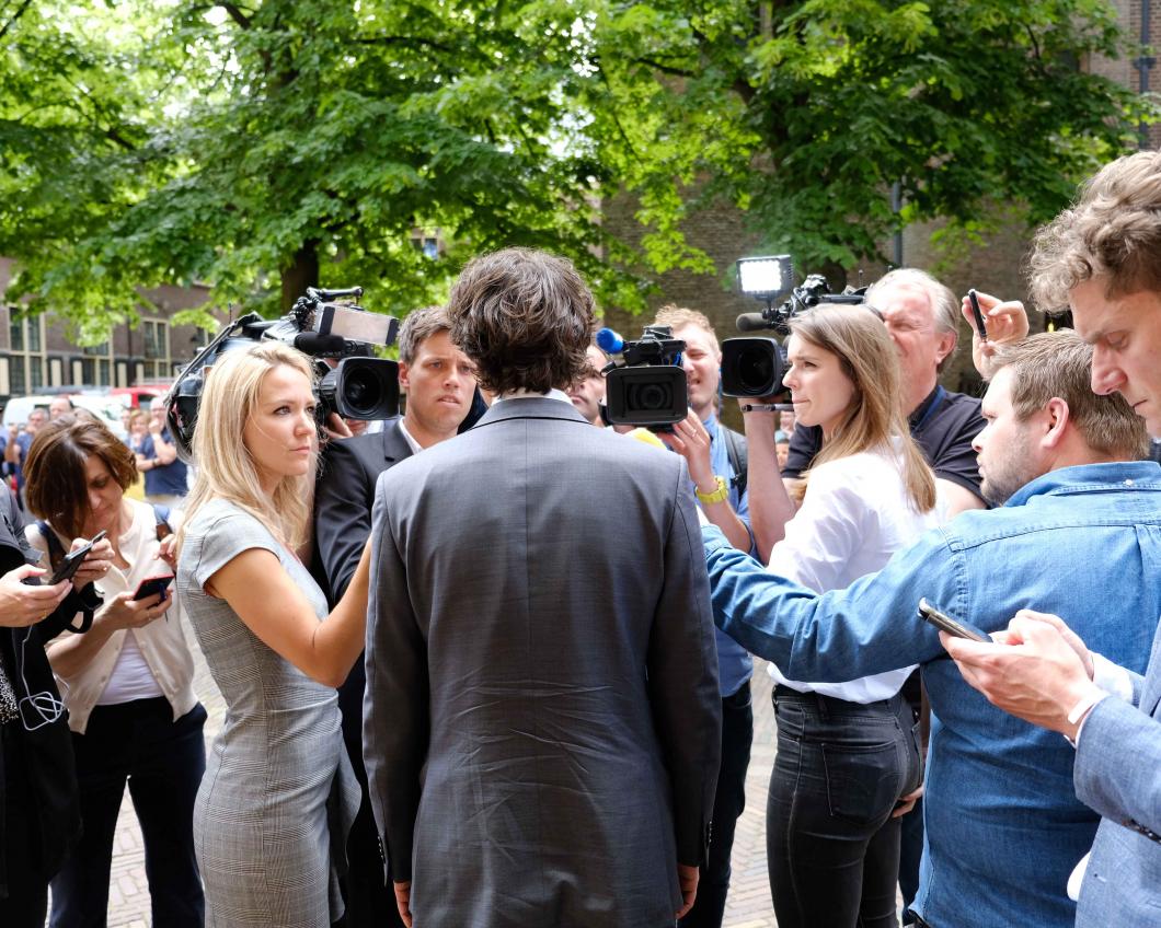 Jesse Klaver wordt geïnterviewd voor de camera's met veel journalisten om hem heen.